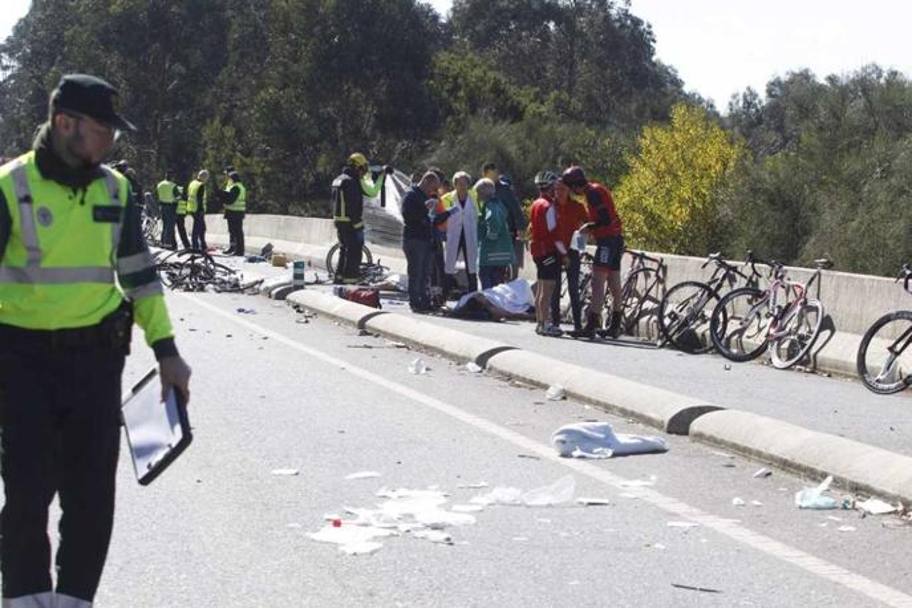 Secondo le prime testimonianze alcuni ciclisti si erano accorti che un&#39;auto stesse sopraggiungendo ad alta velocit, ma non sono riusciti ad evitare la tragedia (foto Farodevigo.es)